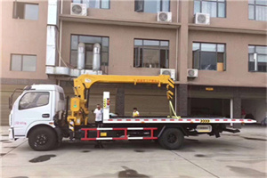 岳塘附近汽车轮胎更换